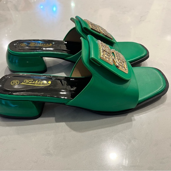 Emerald Green slides 💚 - Picture 5 of 10